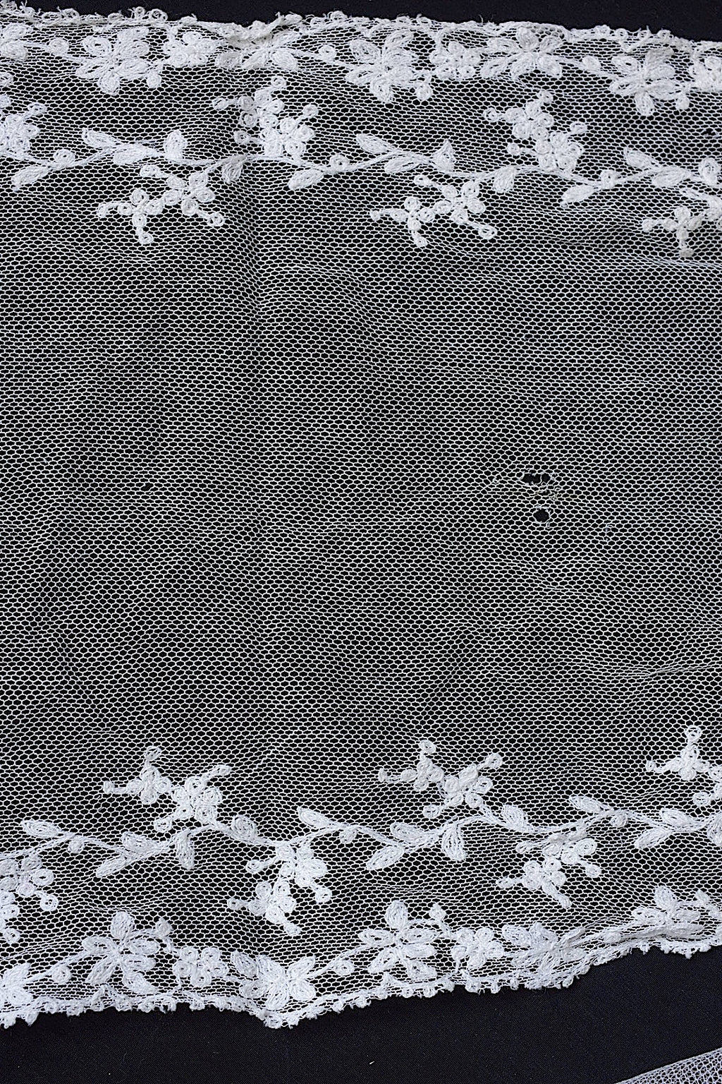 Dentelle ancienne : voile + chutes