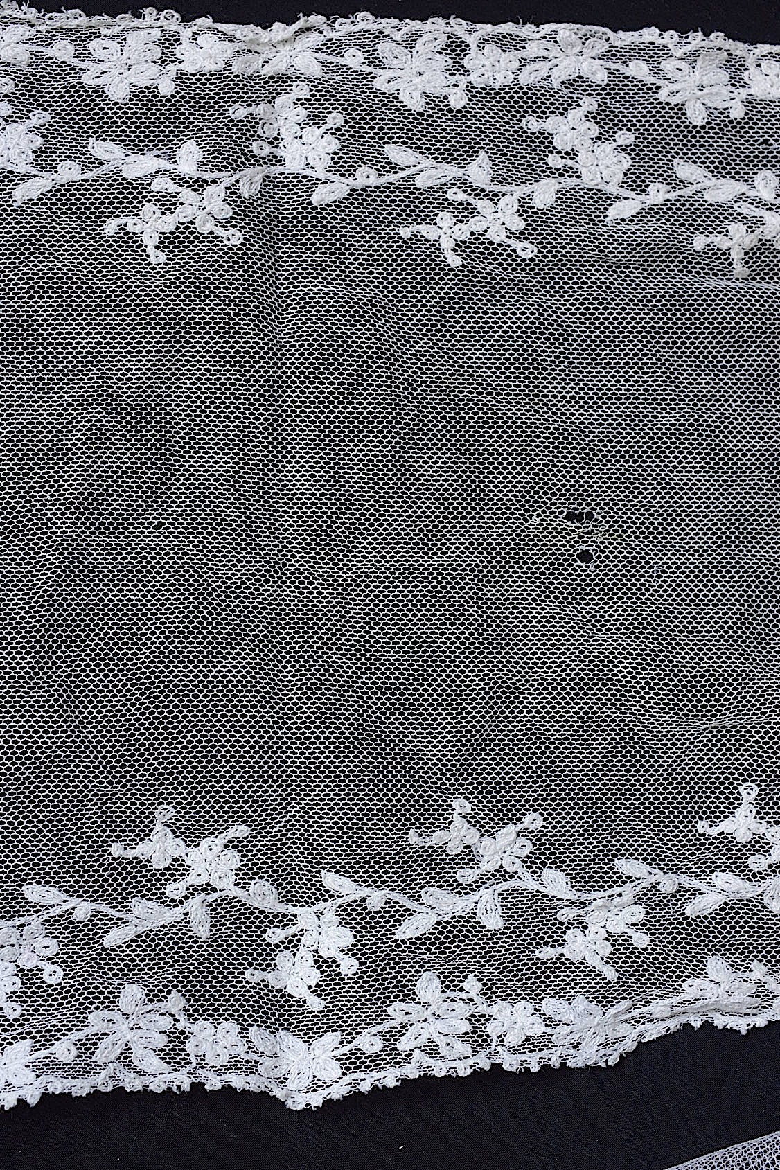 Dentelle ancienne : voile + chutes