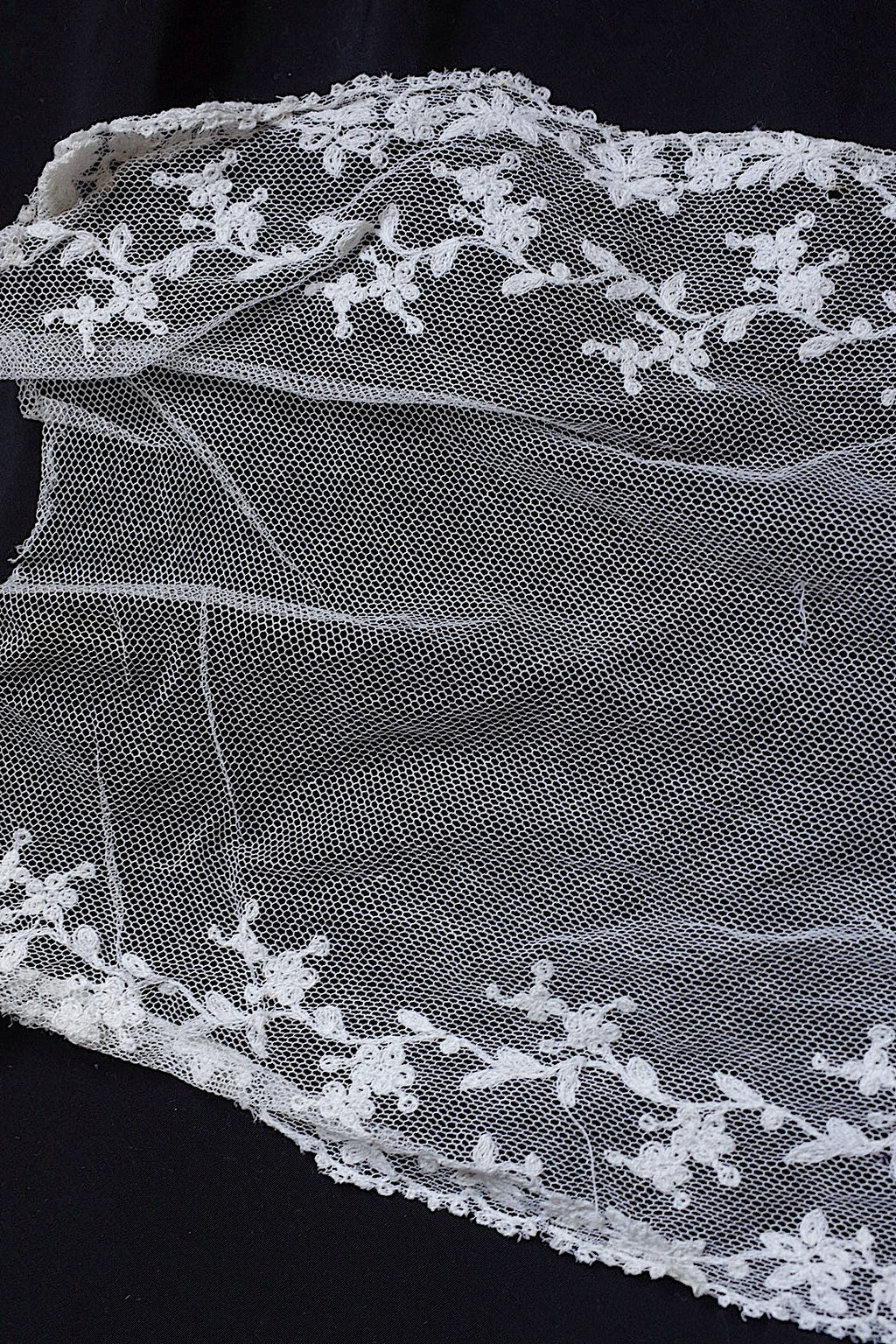 Dentelle ancienne : voile + chutes