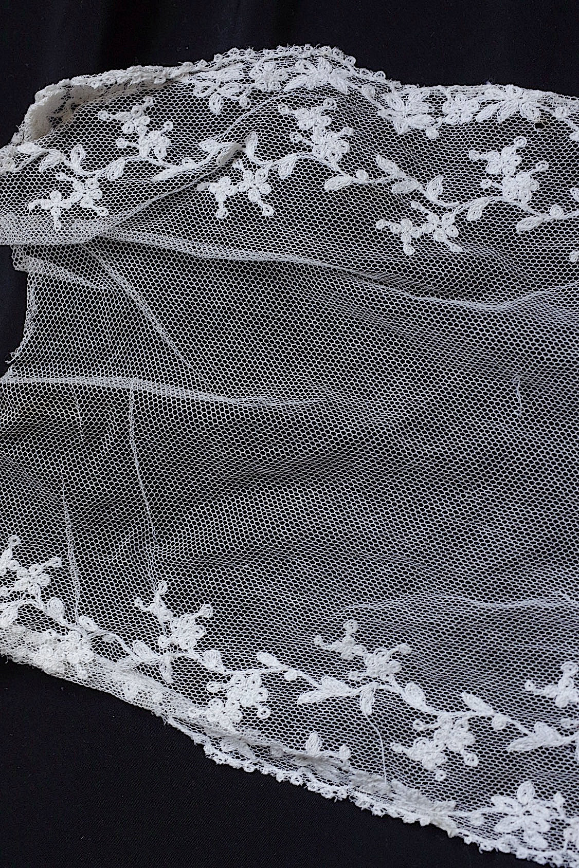 Dentelle ancienne : voile + chutes