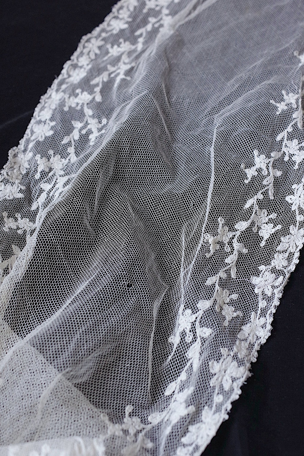 Dentelle ancienne : voile + chutes