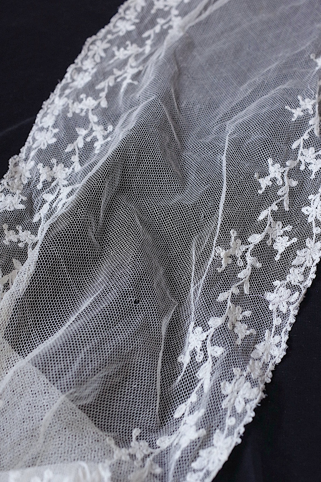 Dentelle ancienne : voile + chutes