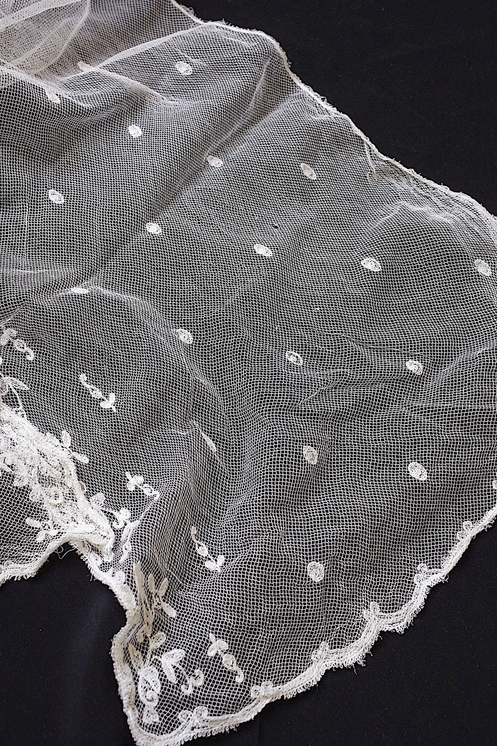 Dentelle ancienne : voile + chutes