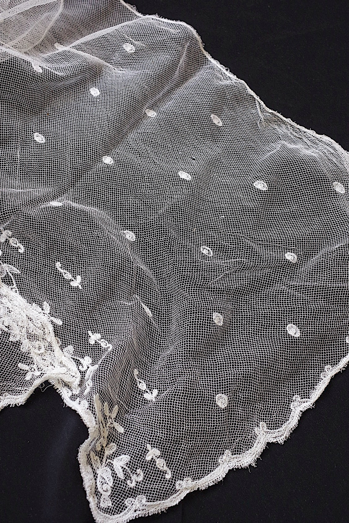 Dentelle ancienne : voile + chutes