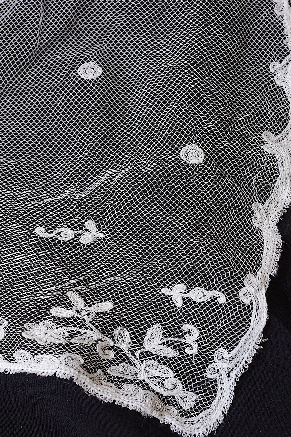 Dentelle ancienne : voile + chutes