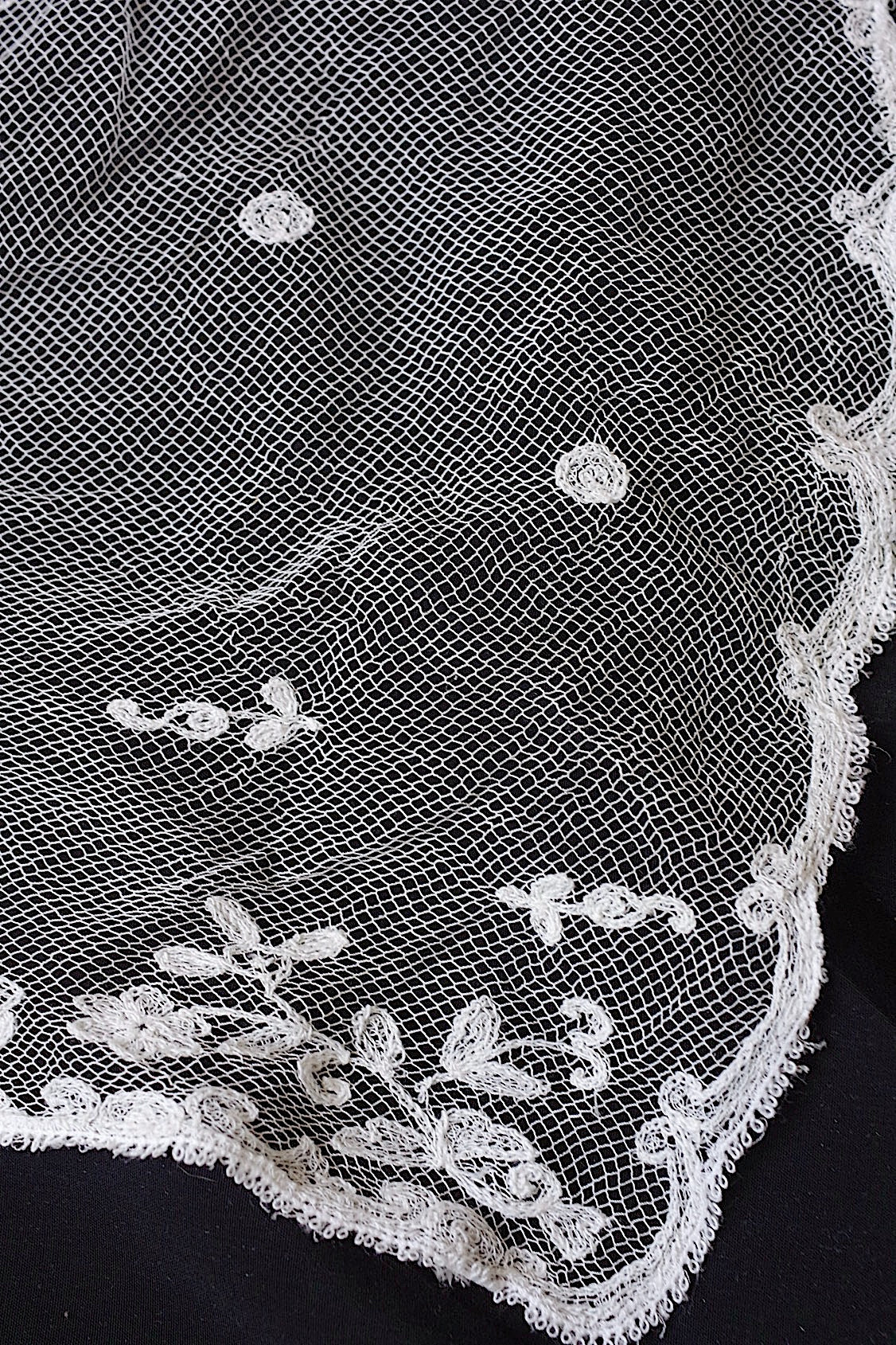 Dentelle ancienne : voile + chutes