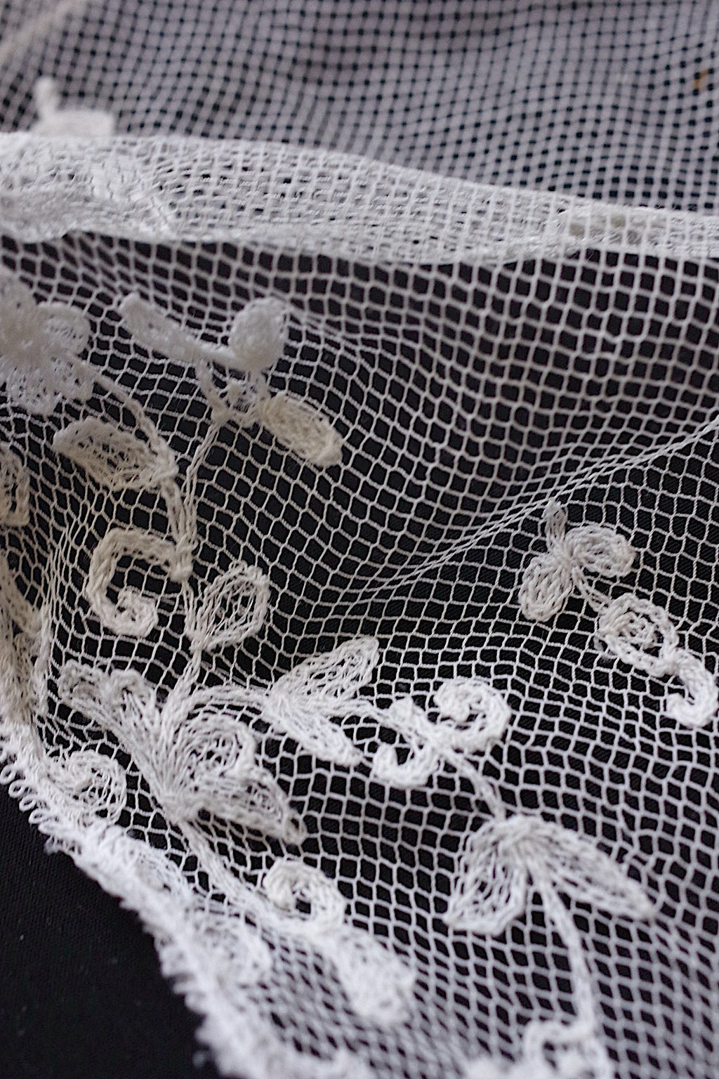 Dentelle ancienne : voile + chutes