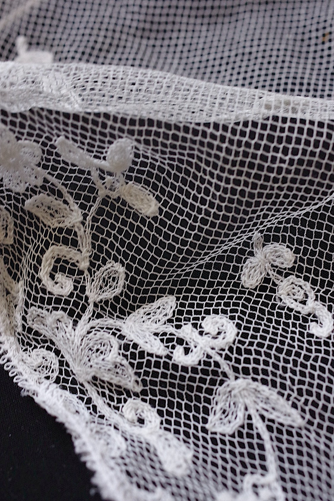 Dentelle ancienne : voile + chutes
