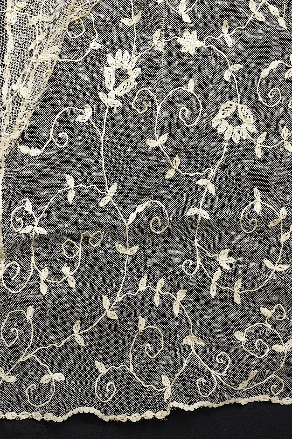 Antique Lace (dentelle ancienne) Veil 2