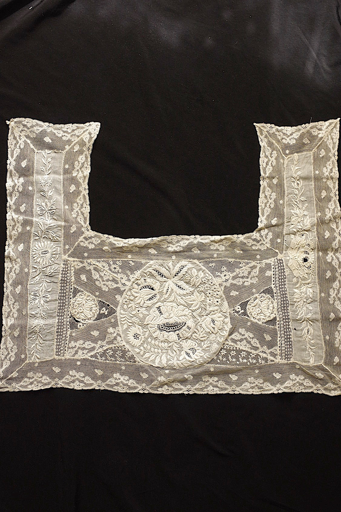 Broderie ancienne, dentelle ancienne, chutes de tissu