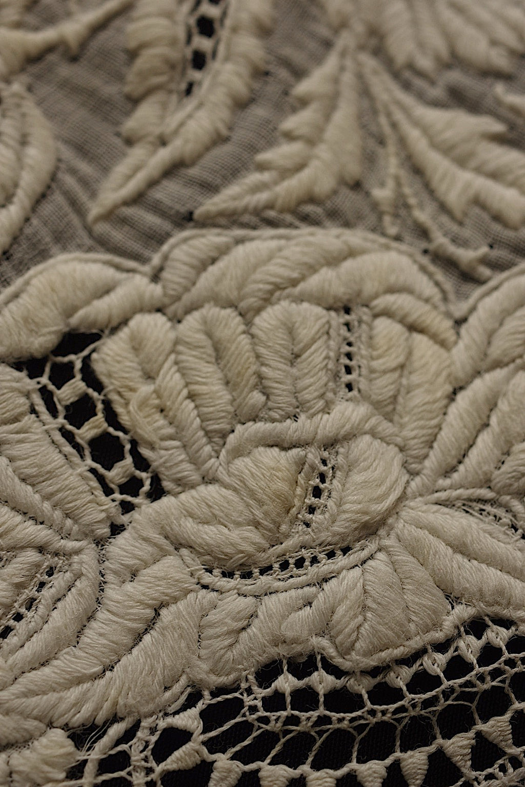 Broderie ancienne, dentelle ancienne, chutes de tissu