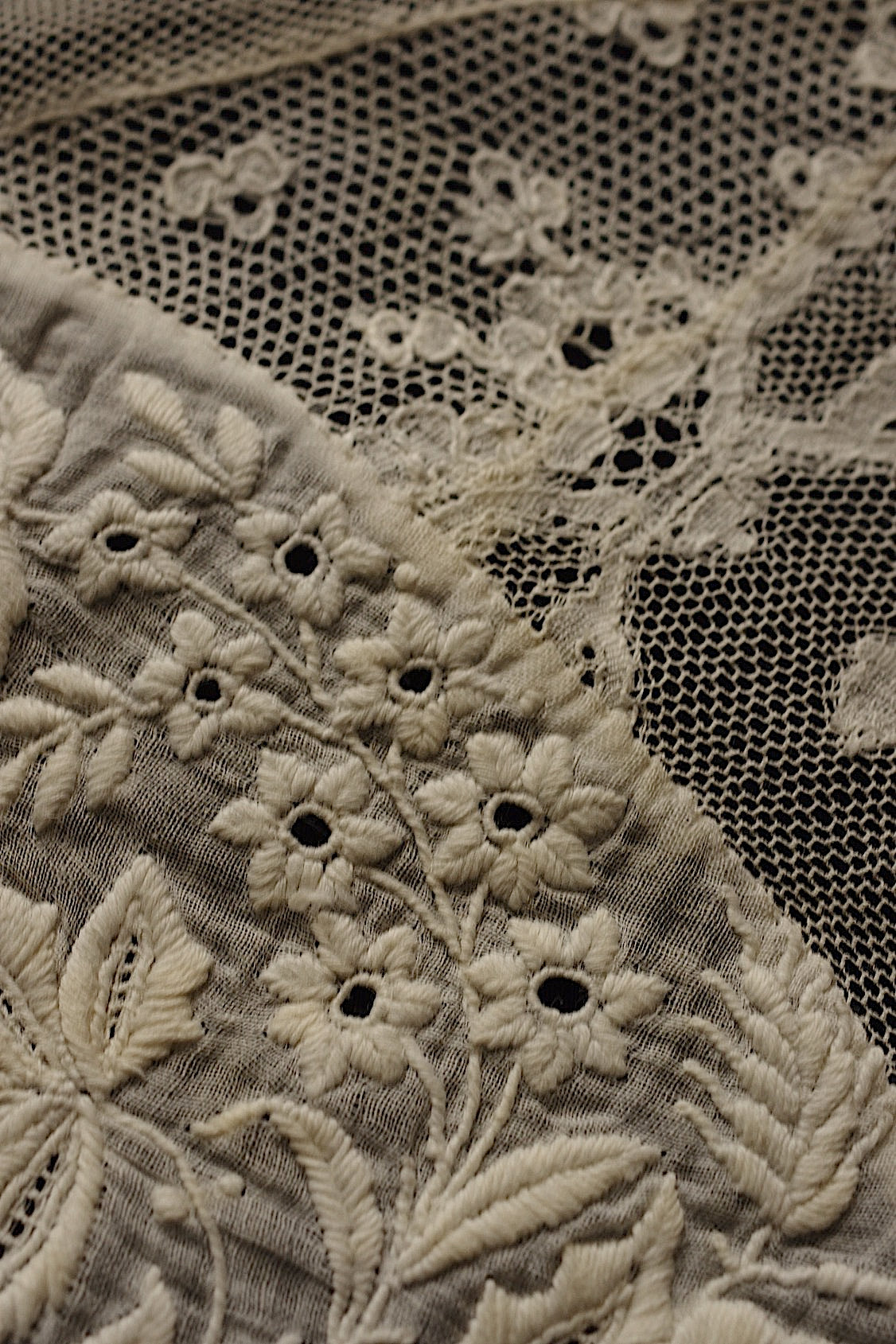 Broderie ancienne, dentelle ancienne, chutes de tissu