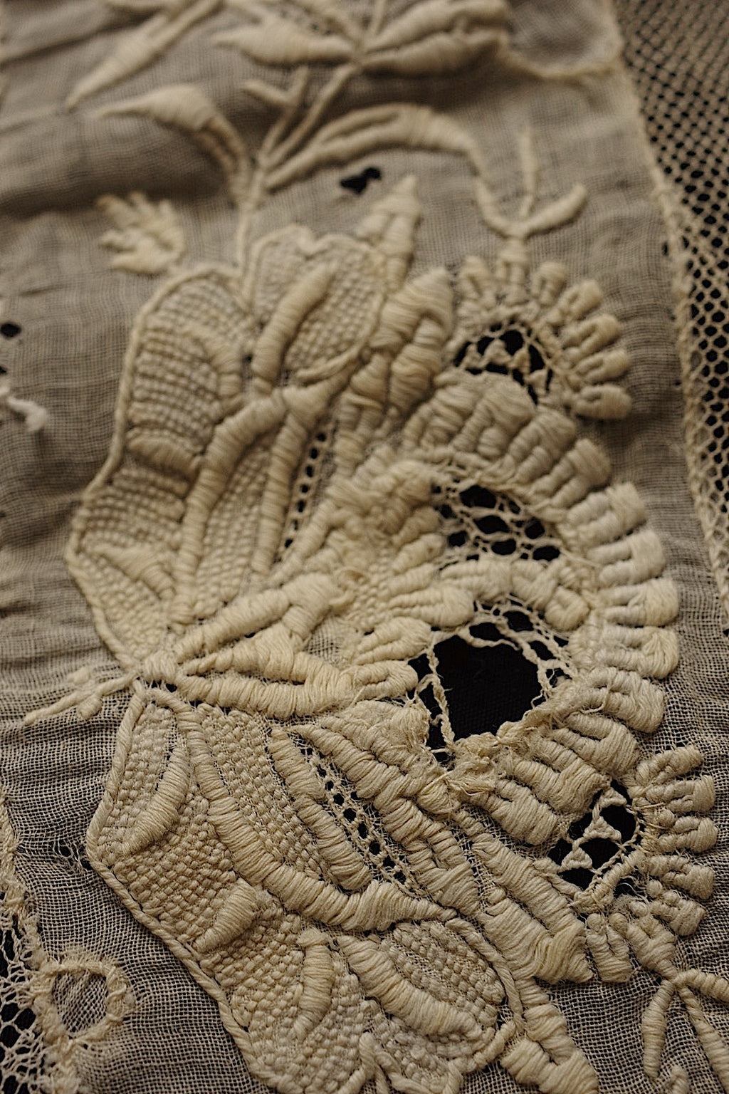 Broderie ancienne, dentelle ancienne, chutes de tissu