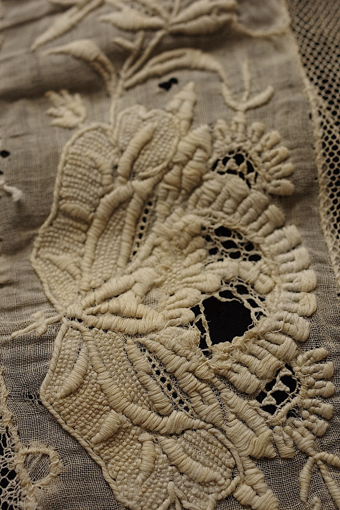 Broderie ancienne, dentelle ancienne, chutes de tissu