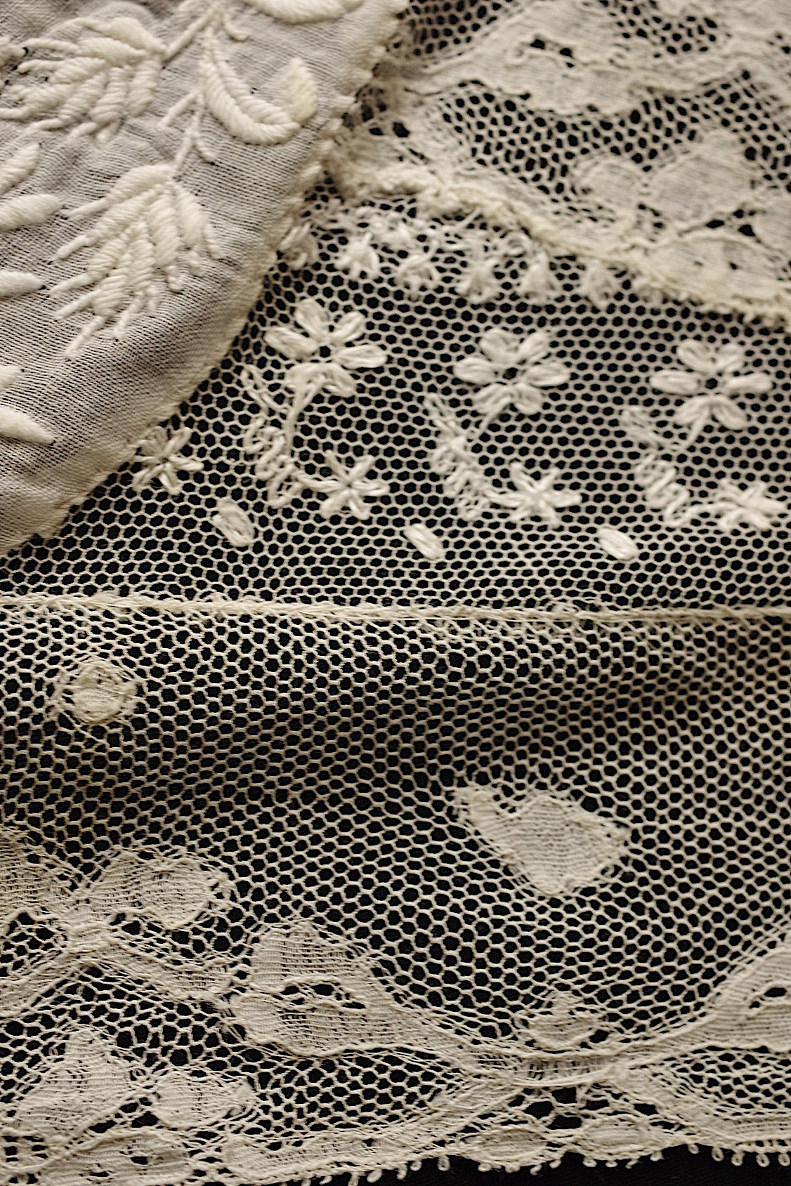 Broderie ancienne, dentelle ancienne, chutes de tissu