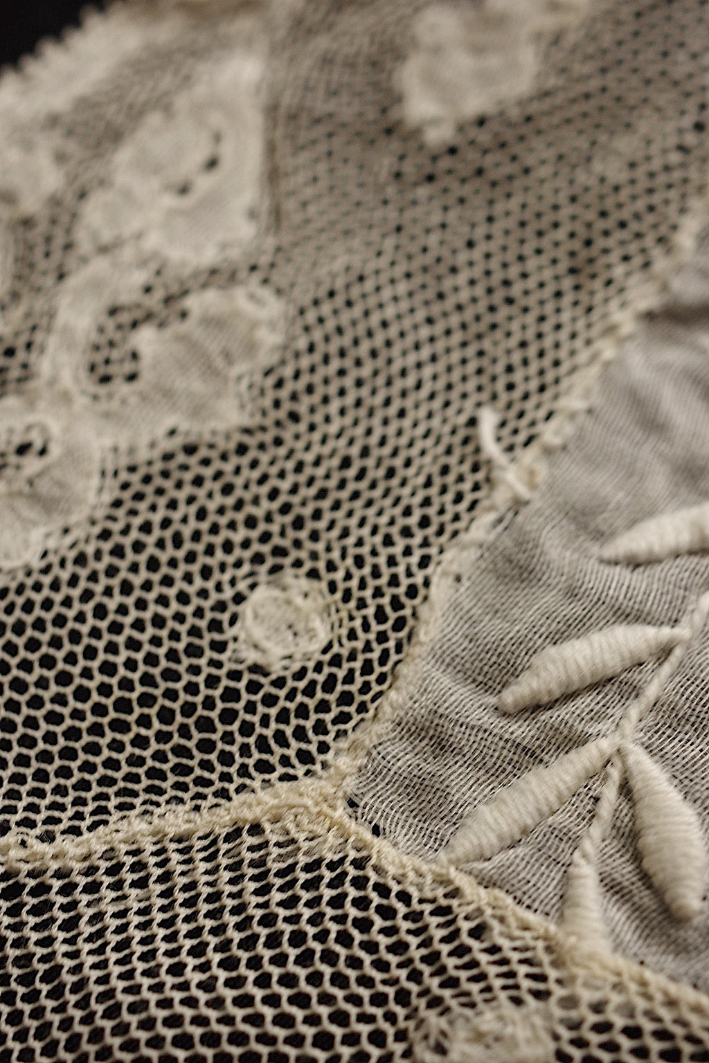 Broderie ancienne, dentelle ancienne, chutes de tissu