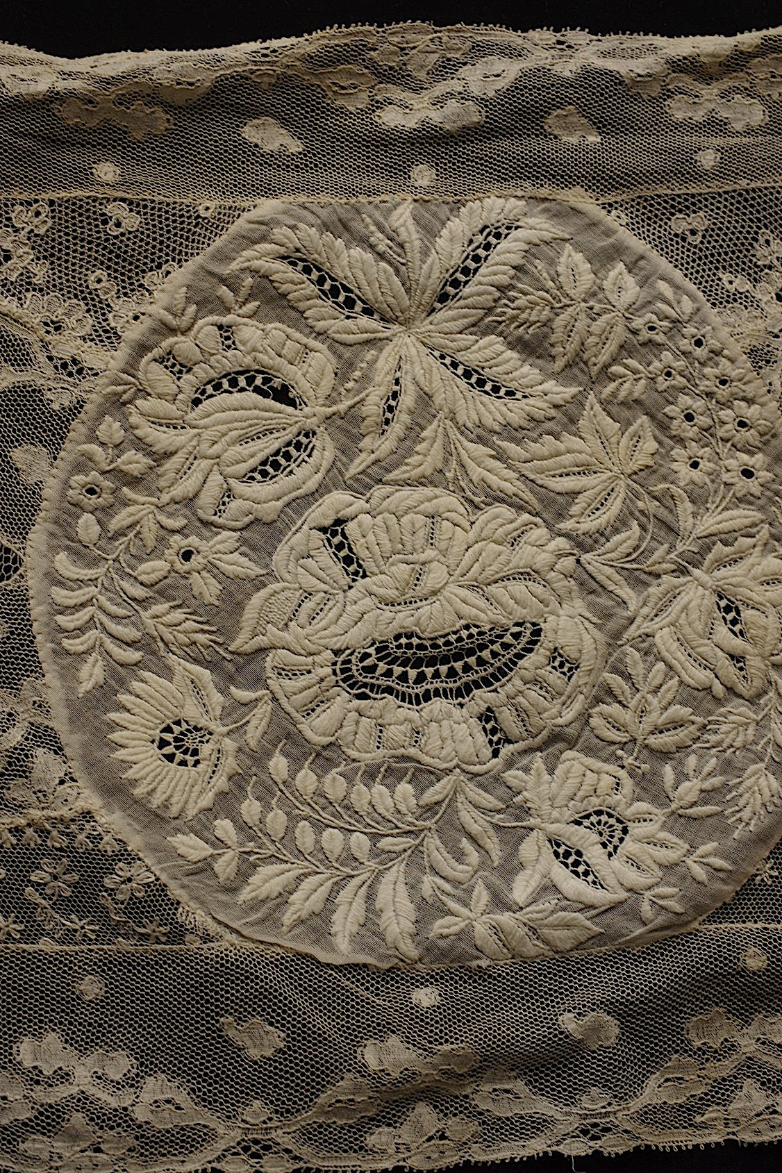 Broderie ancienne, dentelle ancienne, chutes de tissu