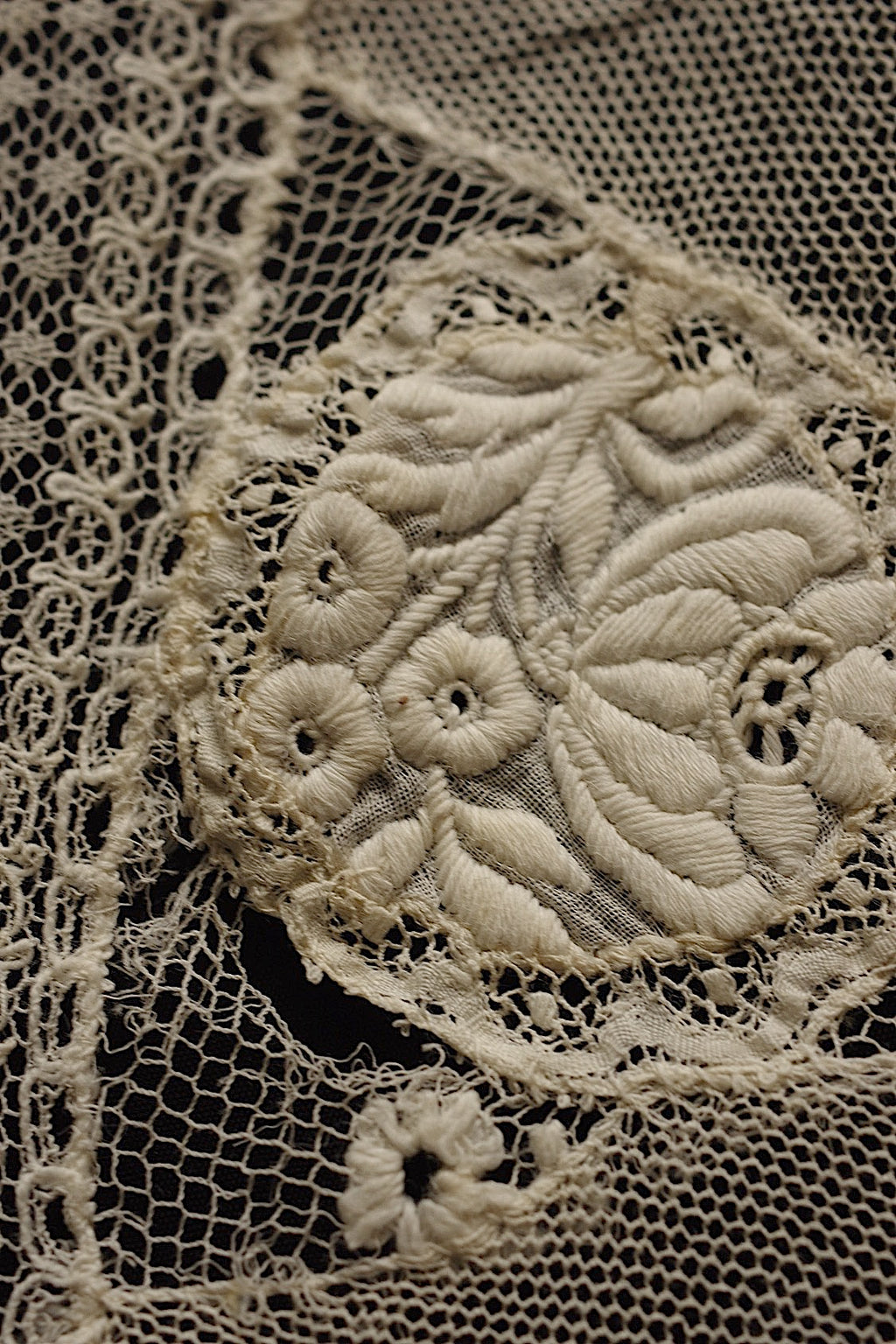 Broderie ancienne, dentelle ancienne, chutes de tissu