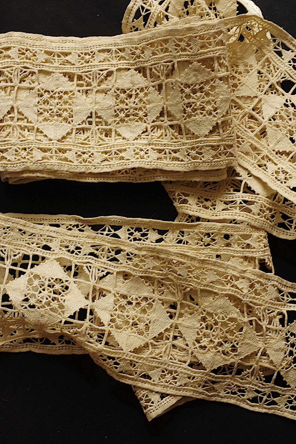 Dentelle ancienne 405 cm