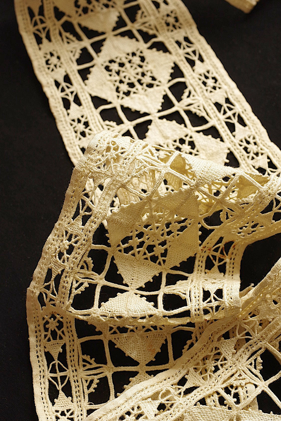 Dentelle ancienne 405 cm