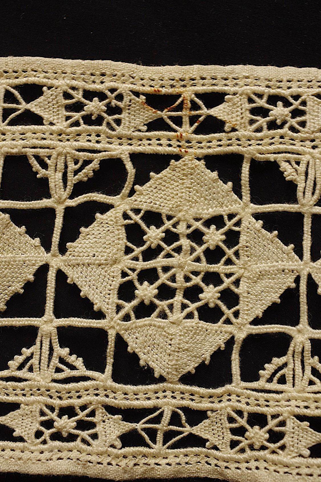 Dentelle ancienne 405 cm