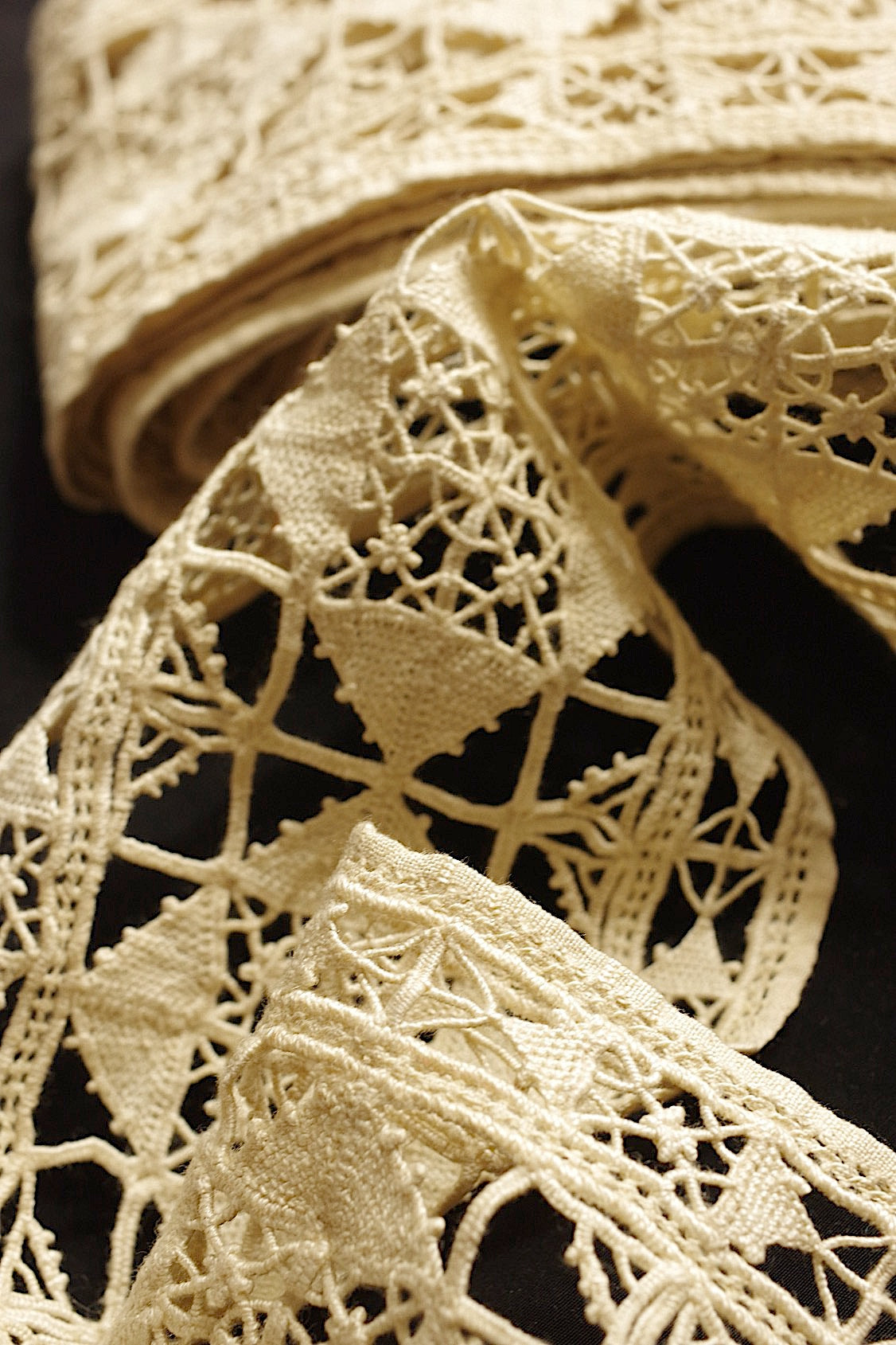 Dentelle ancienne 405 cm