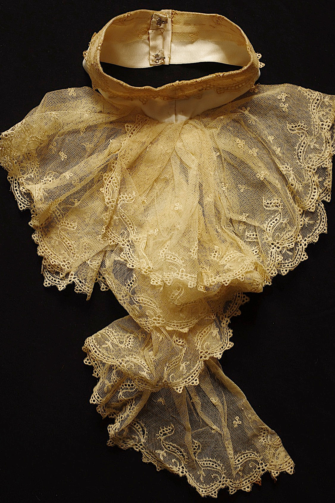 Dentelle ancienne, jabot