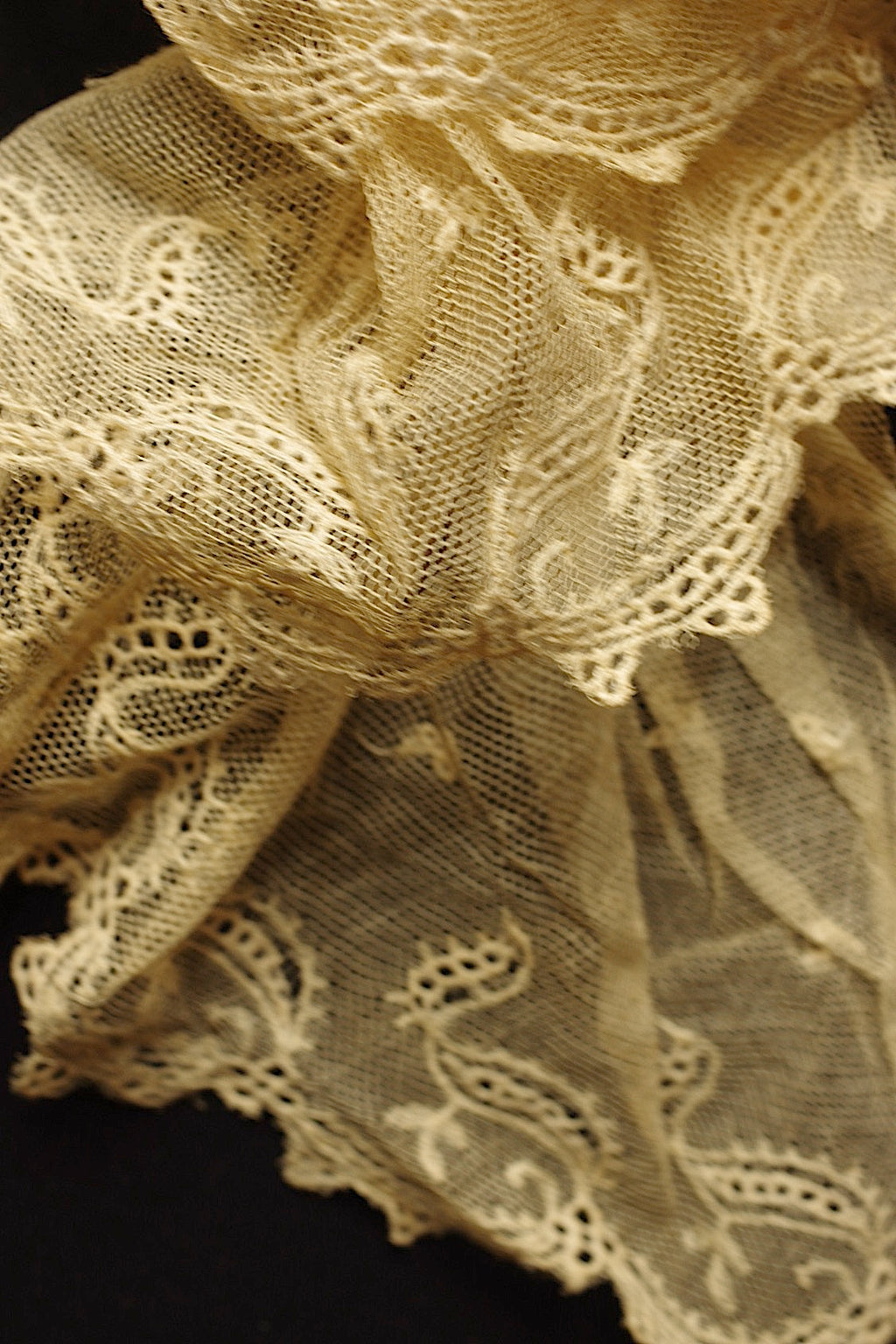 Dentelle ancienne, jabot