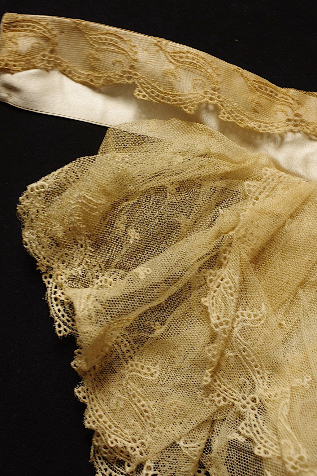 Dentelle ancienne, jabot