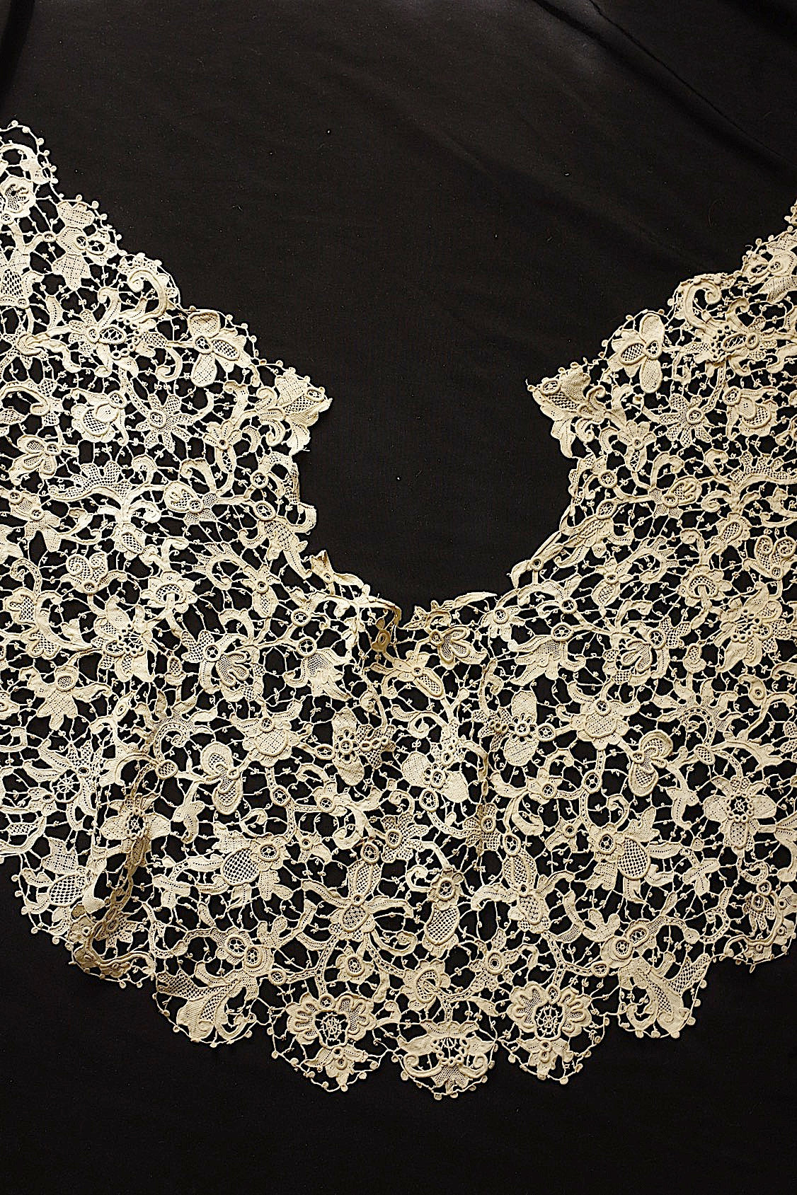 Antique Lace (dentelle ancienne) Collar