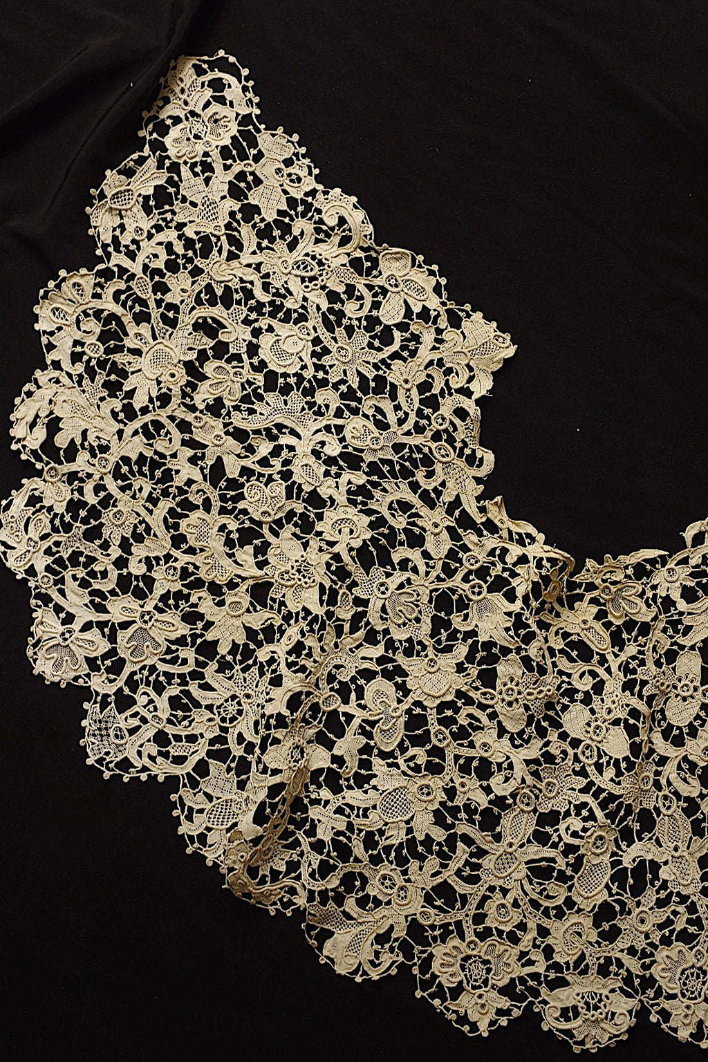 Antique Lace (dentelle ancienne) Collar