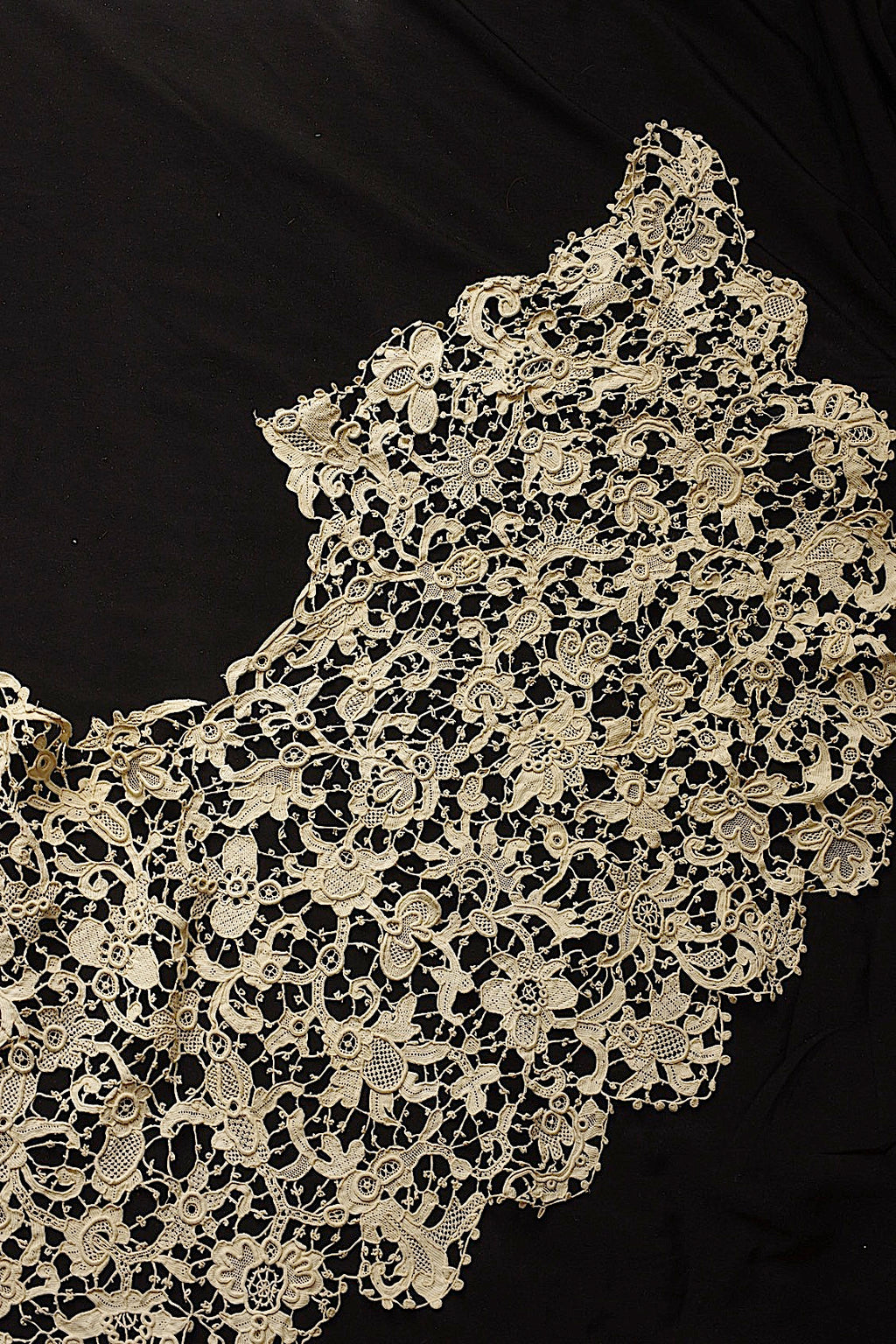 Antique Lace (dentelle ancienne) Collar