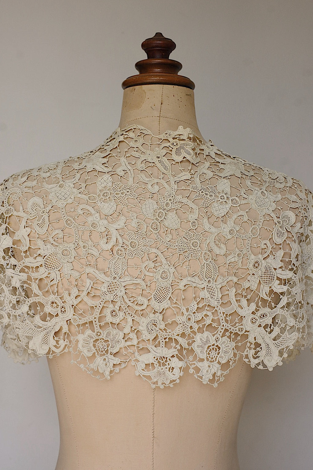 Antique Lace (dentelle ancienne) Collar