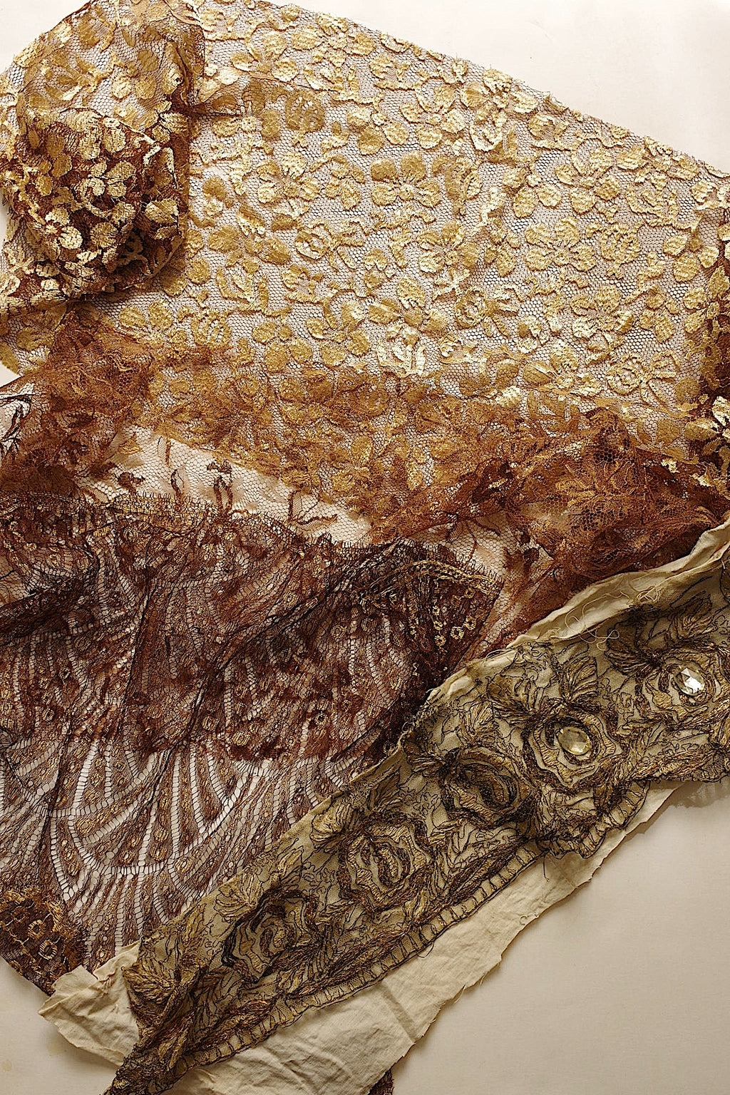 Dentelle ancienne, chutes de dentelle dorée