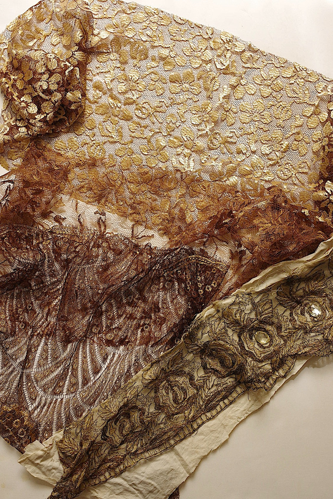 Dentelle ancienne, chutes de dentelle dorée