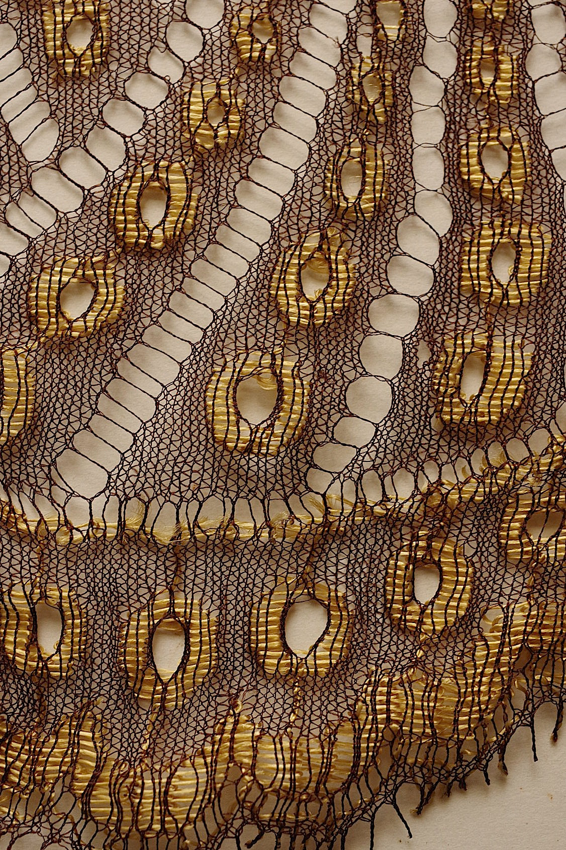 Dentelle ancienne, chutes de dentelle dorée
