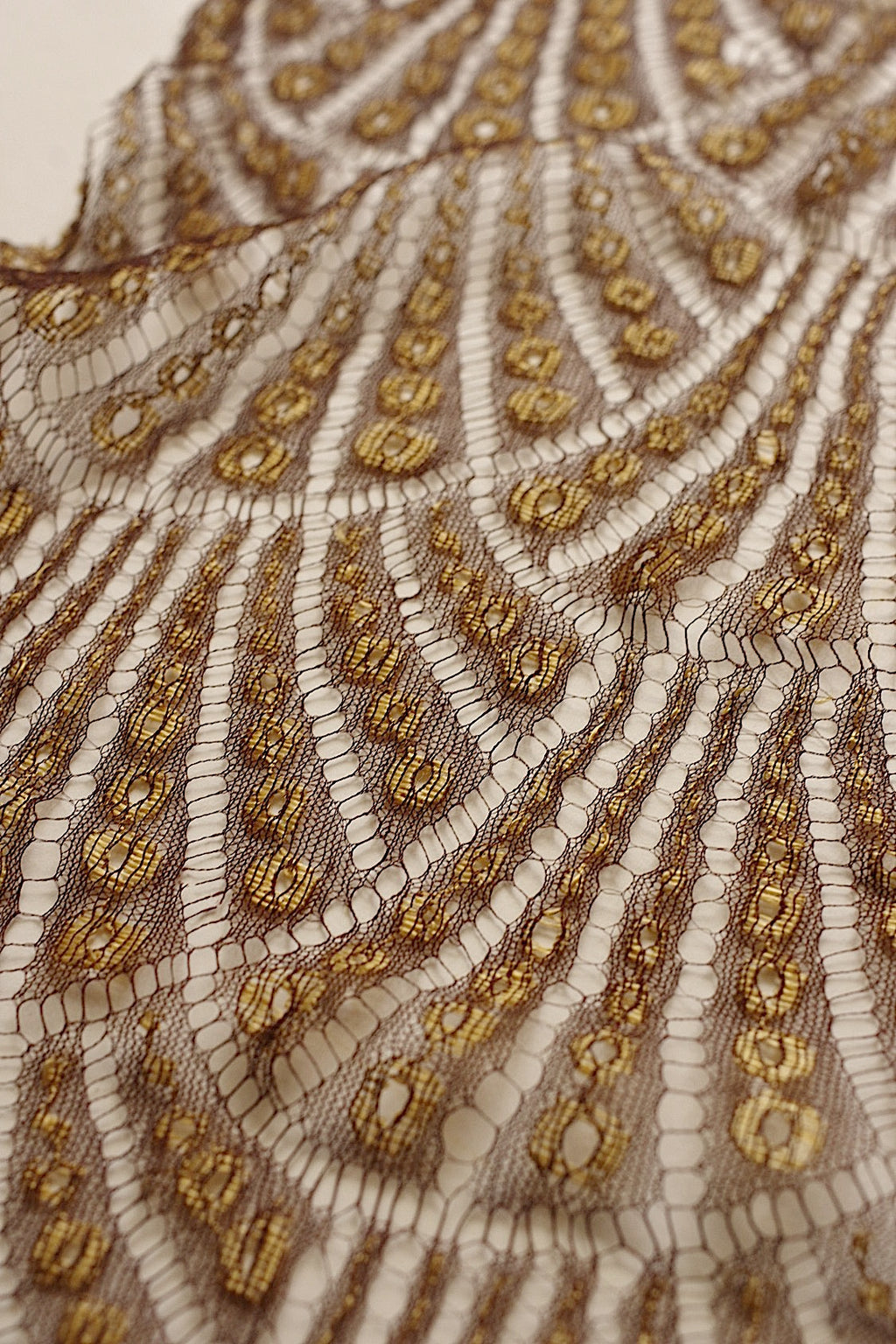 Dentelle ancienne, chutes de dentelle dorée