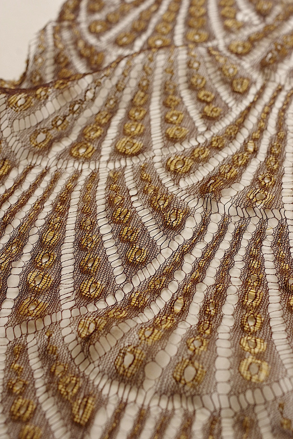 Dentelle ancienne, chutes de dentelle dorée