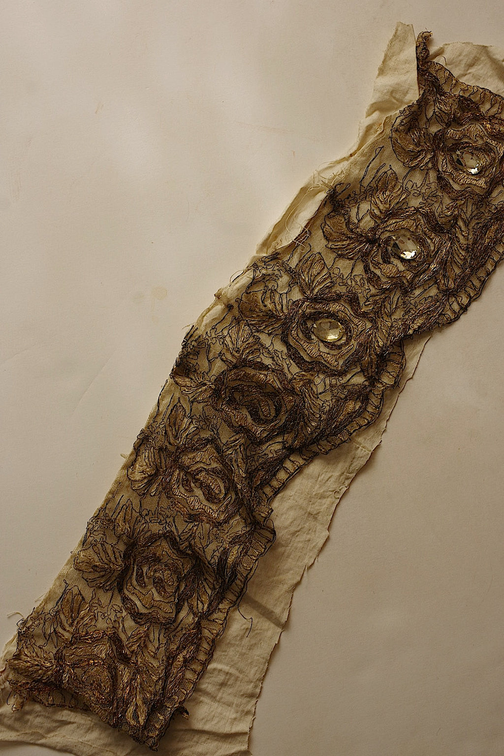 Dentelle ancienne, chutes de dentelle dorée
