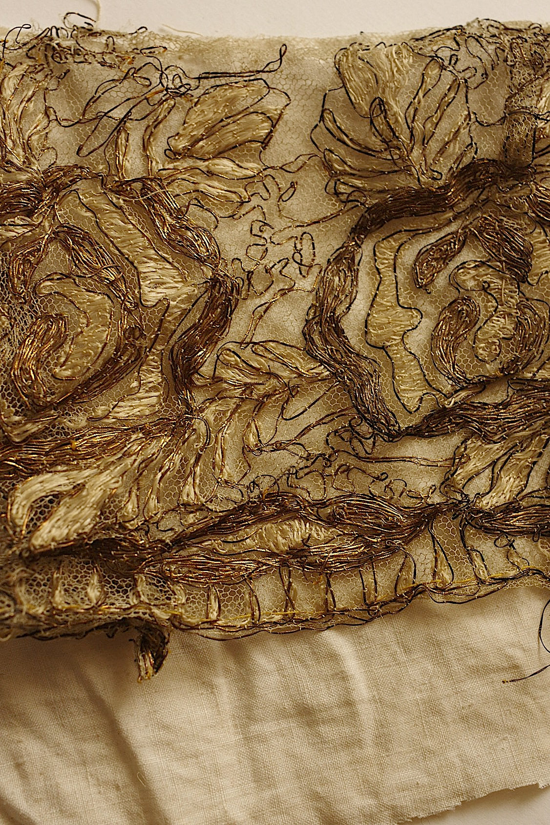 Dentelle ancienne, chutes de dentelle dorée