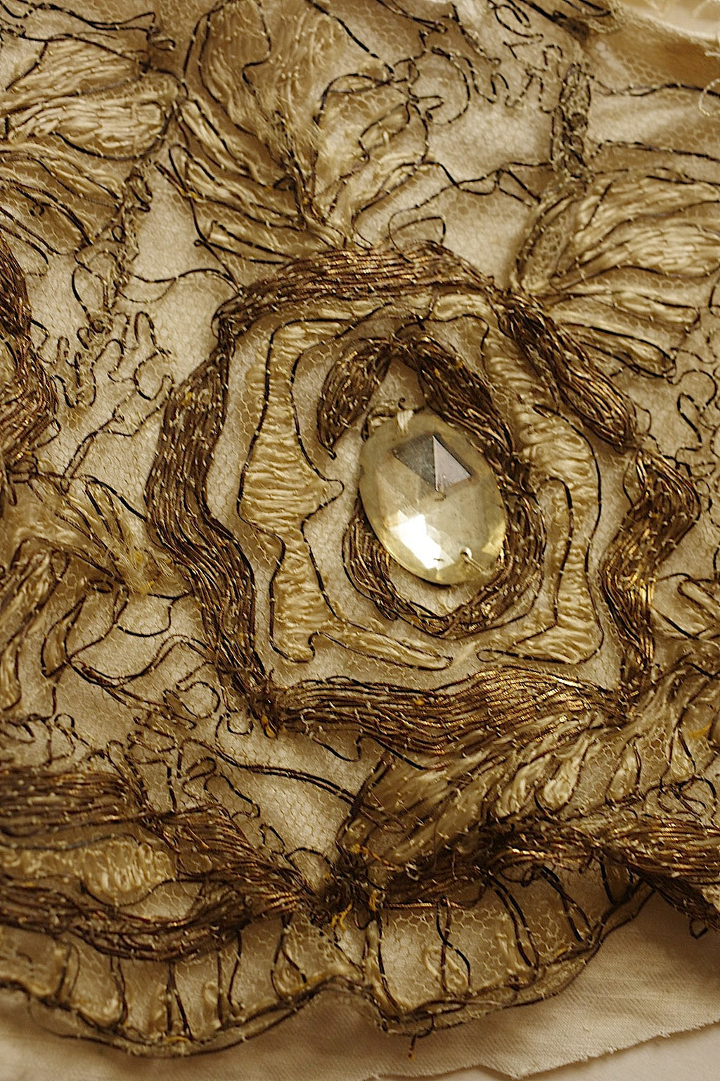 Dentelle ancienne, chutes de dentelle dorée