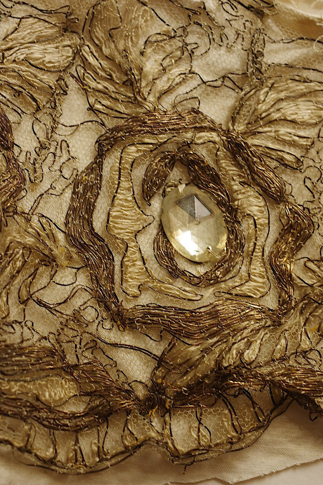 Dentelle ancienne, chutes de dentelle dorée