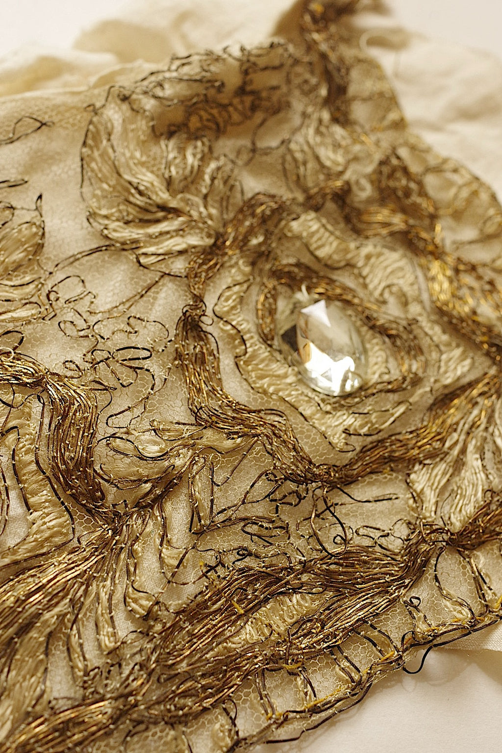 Dentelle ancienne, chutes de dentelle dorée