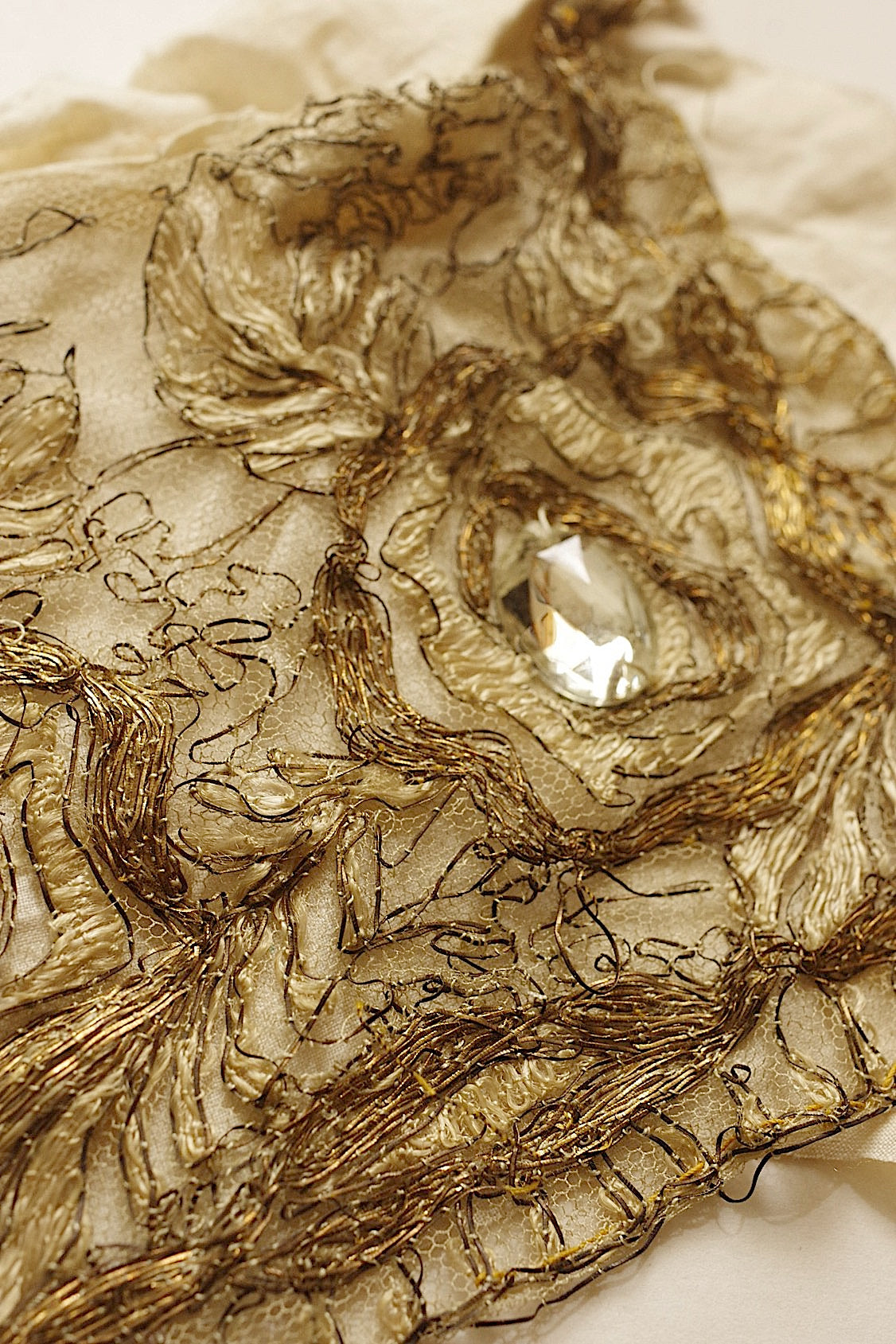 Dentelle ancienne, chutes de dentelle dorée