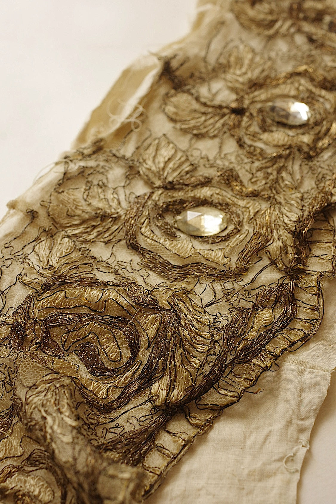 Dentelle ancienne, chutes de dentelle dorée