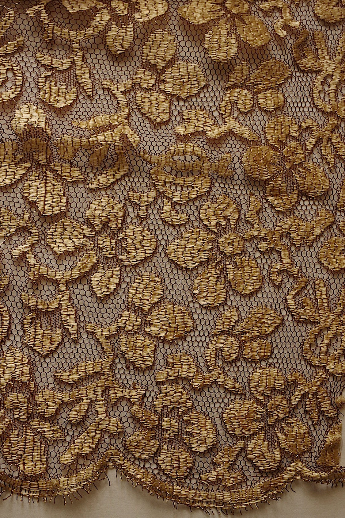 Dentelle ancienne, chutes de dentelle dorée