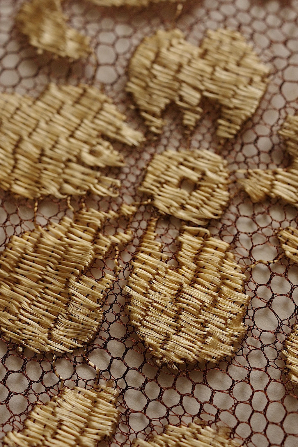 Dentelle ancienne, chutes de dentelle dorée
