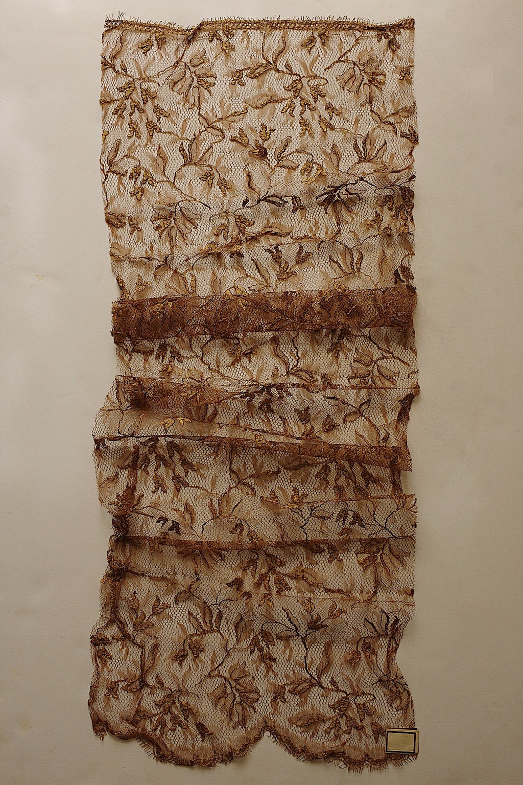 Dentelle ancienne, chutes de dentelle dorée
