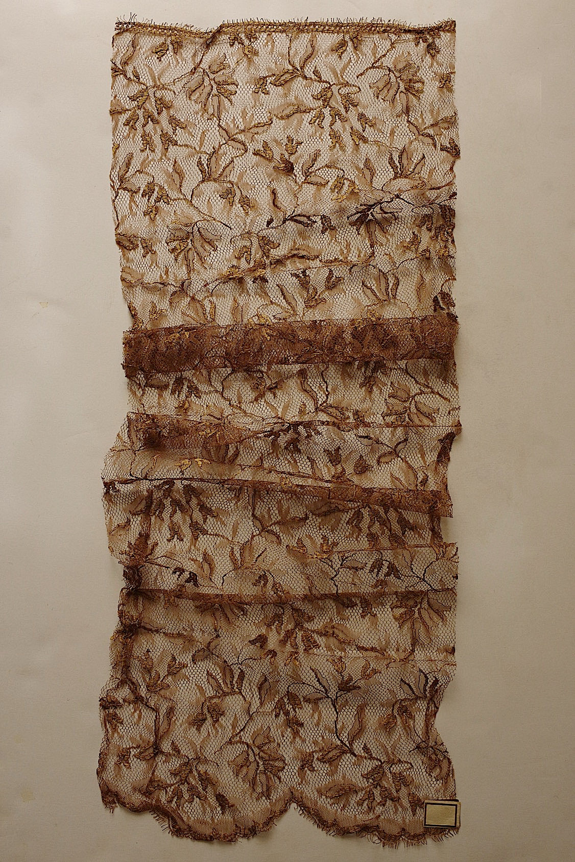 Dentelle ancienne, chutes de dentelle dorée