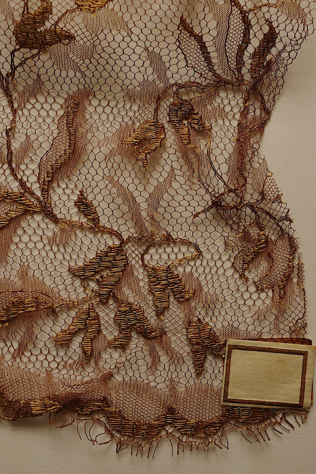 Dentelle ancienne, chutes de dentelle dorée